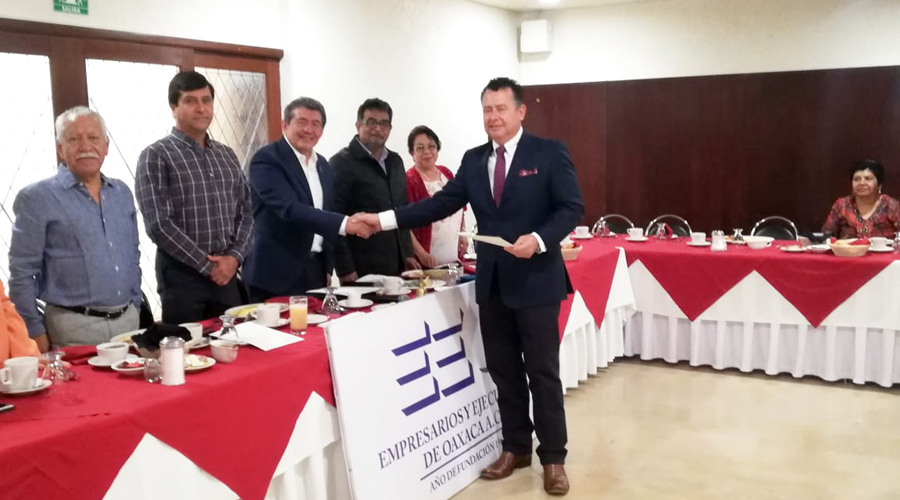 Francisco toma protesta como nuevo socio a Empresarios y Ejecutivos de Oaxaca