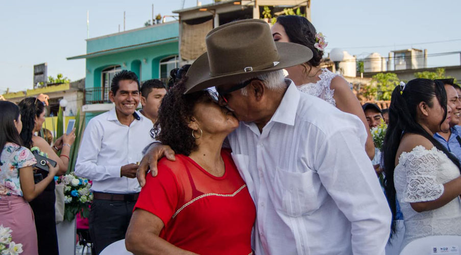 ¡Sí, acepto! dijeron al unísono 103 parejas en Huatulco | El Imparcial de Oaxaca
