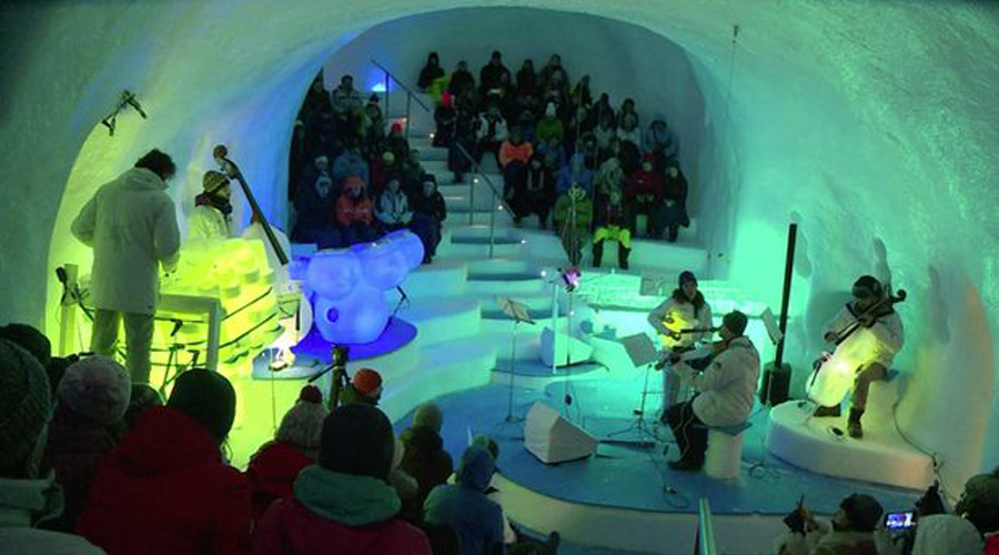 Artista crea instrumentos de hielo y forma orquesta