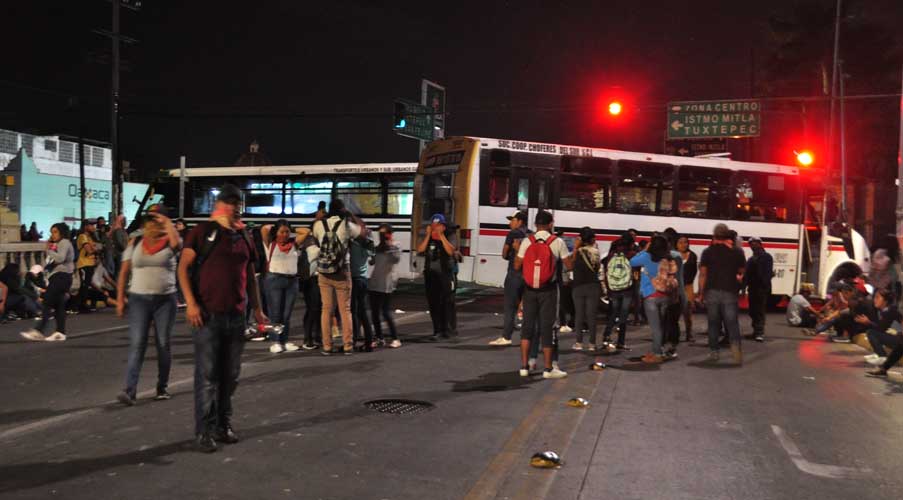 Genera caos vial bloqueo de normalistas en la capital oaxaqueña | El Imparcial de Oaxaca