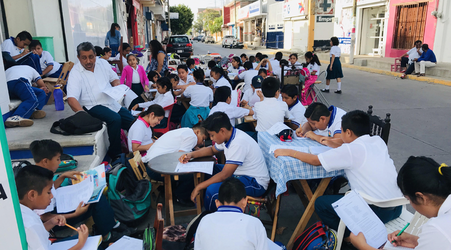 Niños del Istmo toman clases en las calles para exigir su escuela