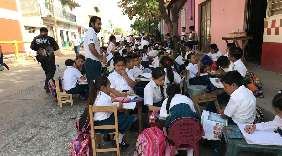 Niños del Istmo toman clases en las calles para exigir su escuela