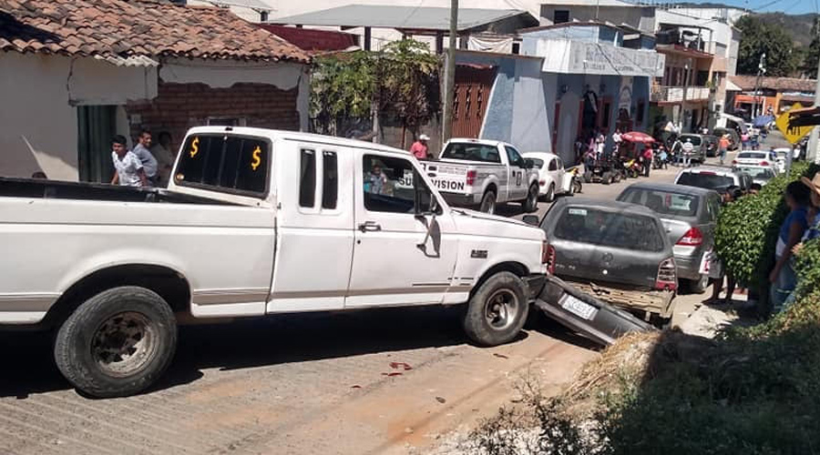 Camioneta estacionada choca contra dos autos | El Imparcial de Oaxaca