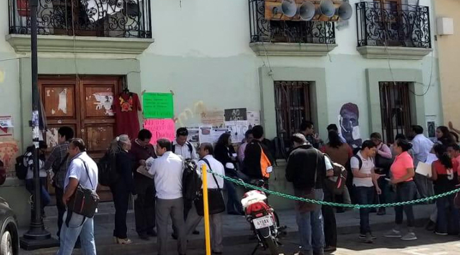 Revientan normalistas reunión de la Sección 22 | El Imparcial de Oaxaca