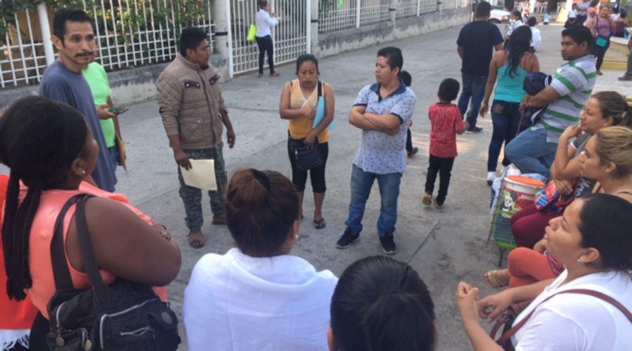 Padres de familia de la Costa exigen  inscripciones para sus hijos | El Imparcial de Oaxaca