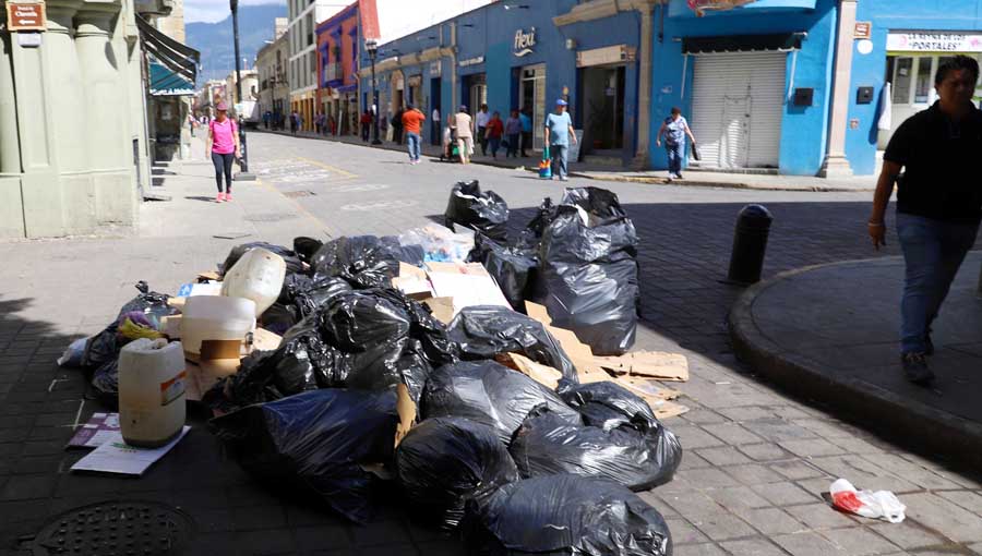 Se burlan capitalinos de su autoridad; dejan basura en la calle | El Imparcial de Oaxaca