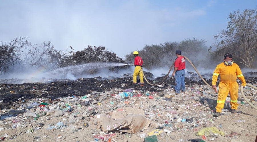 Sofocan incendio en basurero de Pochutla