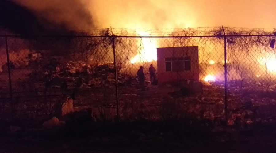 Sofocan incendio en basurero de Pochutla