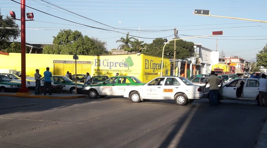 Taxistas bloquean Juchitán, exigen atención de SEMOVI | El Imparcial de Oaxaca