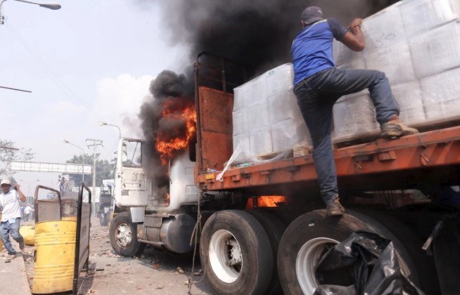 Video: Queman camiones con ayuda humanitaria para Venezuela | El Imparcial de Oaxaca