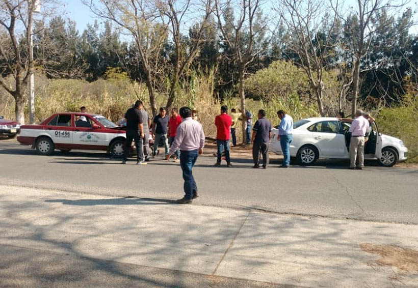 Daños materiales por choque entre taxi y auto particular | El Imparcial de Oaxaca