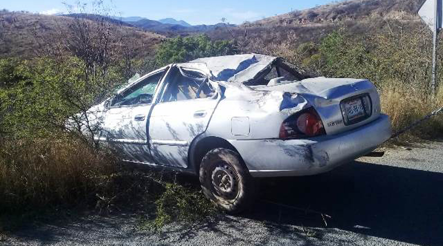 Vuelca automóvil en carretera a Santiago Juxtlahuaca | El Imparcial de Oaxaca