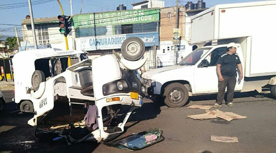 Camioneta choca contra mototaxi en Símbolos Patrios | El Imparcial de Oaxaca