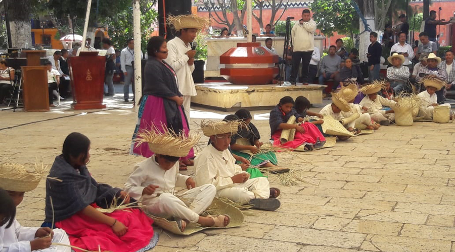 Escuelas rescatan la cultura mixteca