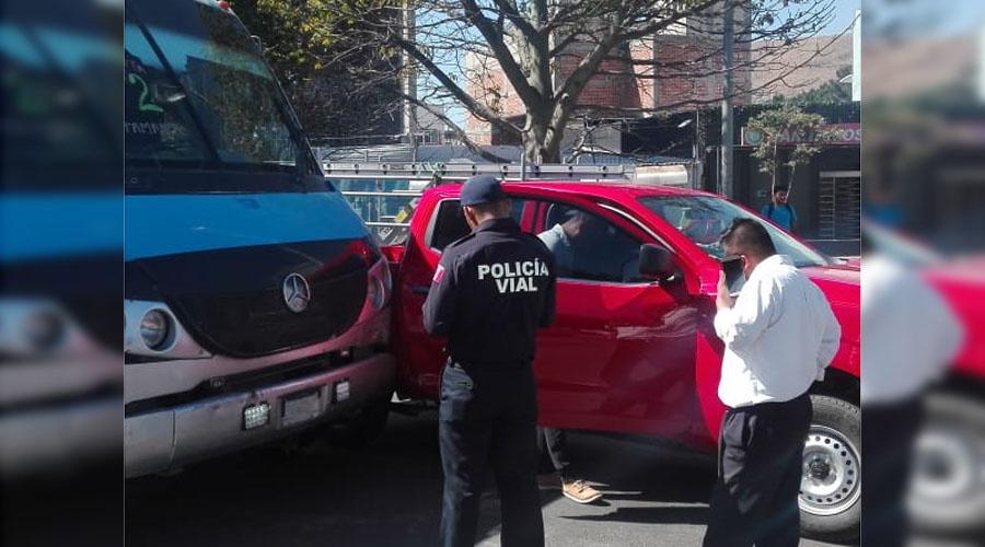 Choca camioneta contra camión urbano en Periférico | El Imparcial de Oaxaca