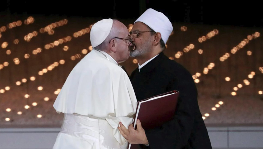 Con beso, sellan pacto de fraternidad Papa Francisco e imán de Al-Azhar | El Imparcial de Oaxaca