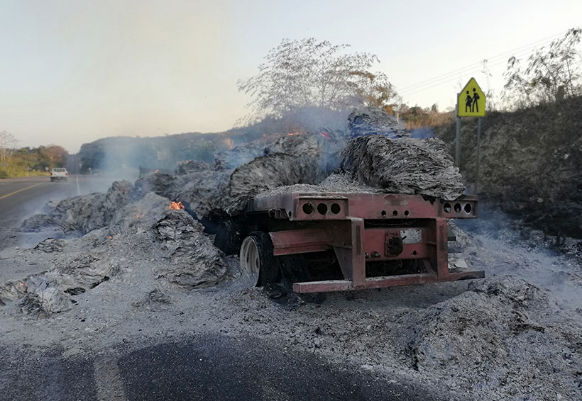 Un muerto y una plataforma quemada al chocar motocicleta con tráiler | El Imparcial de Oaxaca