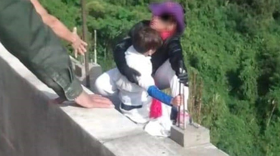 Video: Mujer se suicida con su hijo lanzándose del puente