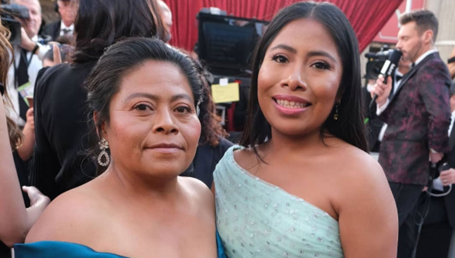 Yalitza Aparicio recorrió alfombra roja de los Óscar con su madre | El Imparcial de Oaxaca