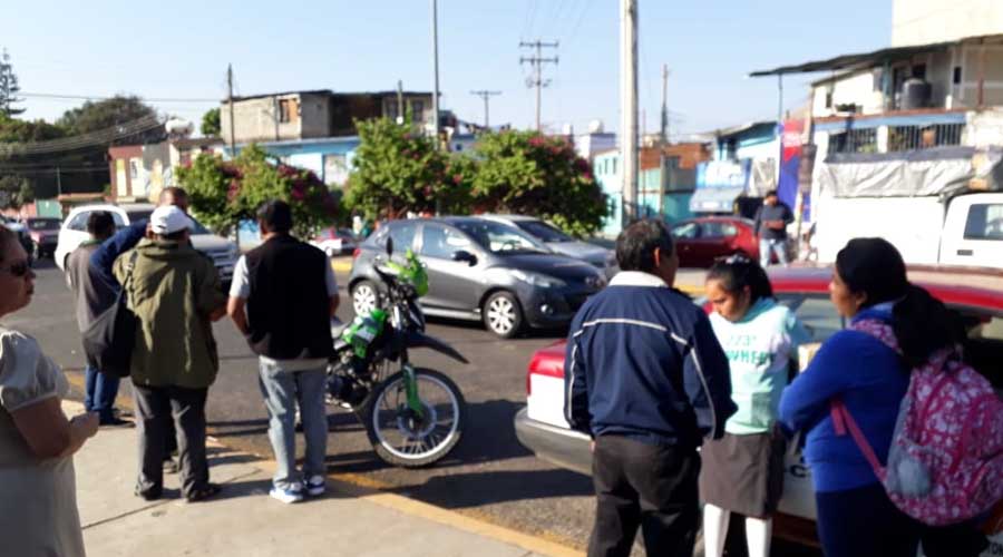 Taxista foráneo ocasiona percance en Símbolos Patrios | El Imparcial de Oaxaca