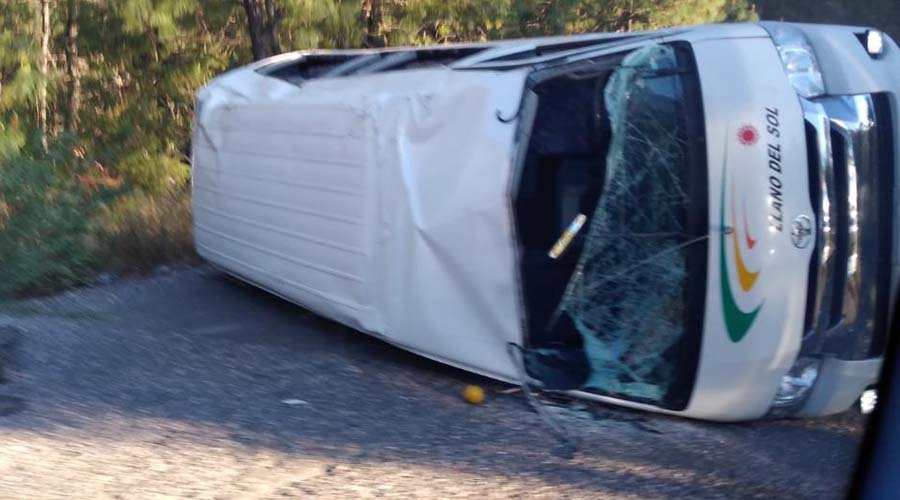 Vuelca camioneta de pasaje en San Pedro Mártir Yucuxaco | El Imparcial de Oaxaca