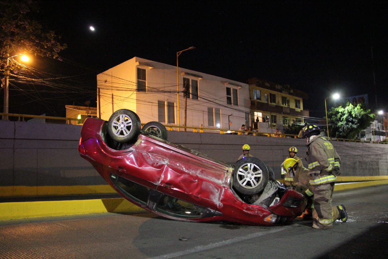 Conductor ebrio vuelca su auto en puente de Cinco Señores