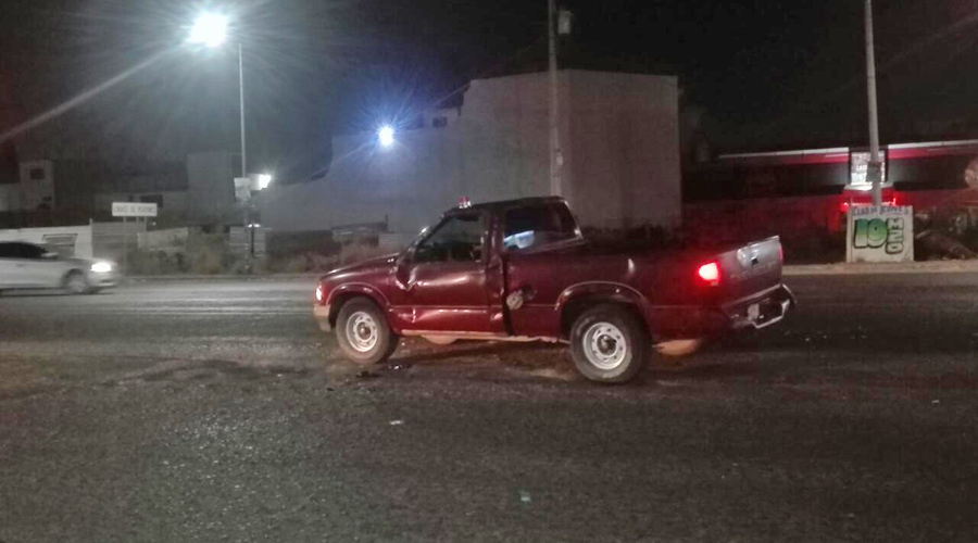 Vuelca camioneta en la Avenida Símbolos Patrios | El Imparcial de Oaxaca