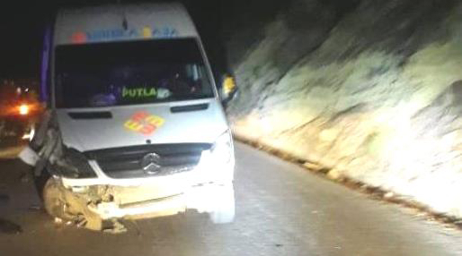Urvan choca contra auto en carretera Tlaxiaco-Putla | El Imparcial de Oaxaca