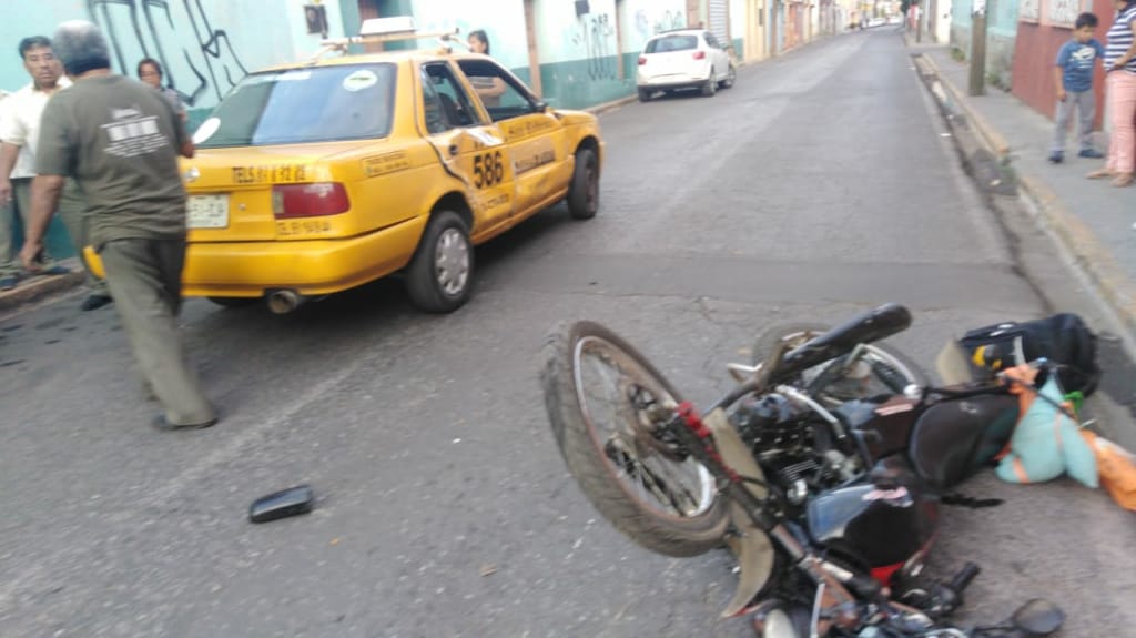 Motociclista se estampa contra taxi en la Noria | El Imparcial de Oaxaca