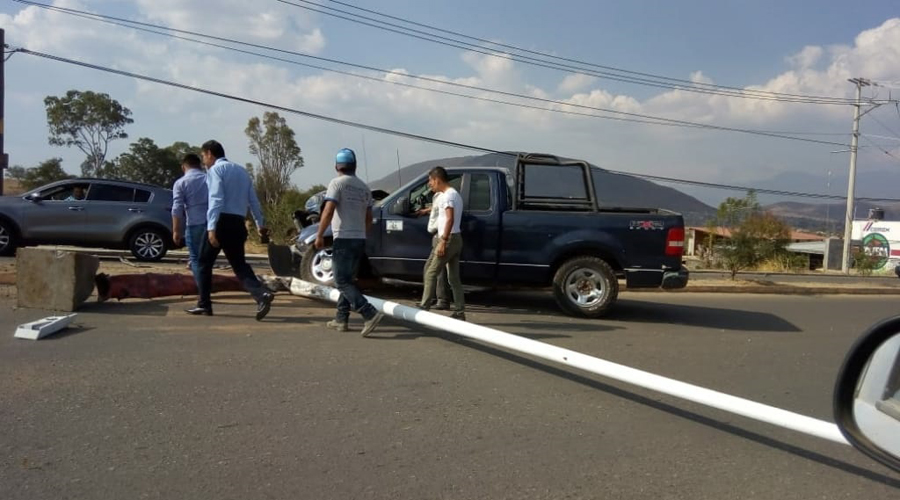 Choque de camioneta derriba una luminaria en Cuilápam | El Imparcial de Oaxaca