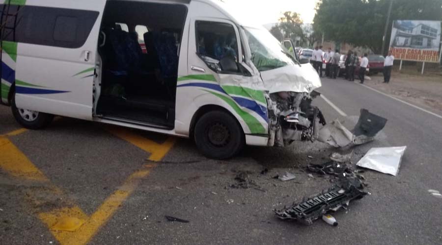 Choca urbano contra camioneta de pasaje en Yatareni
