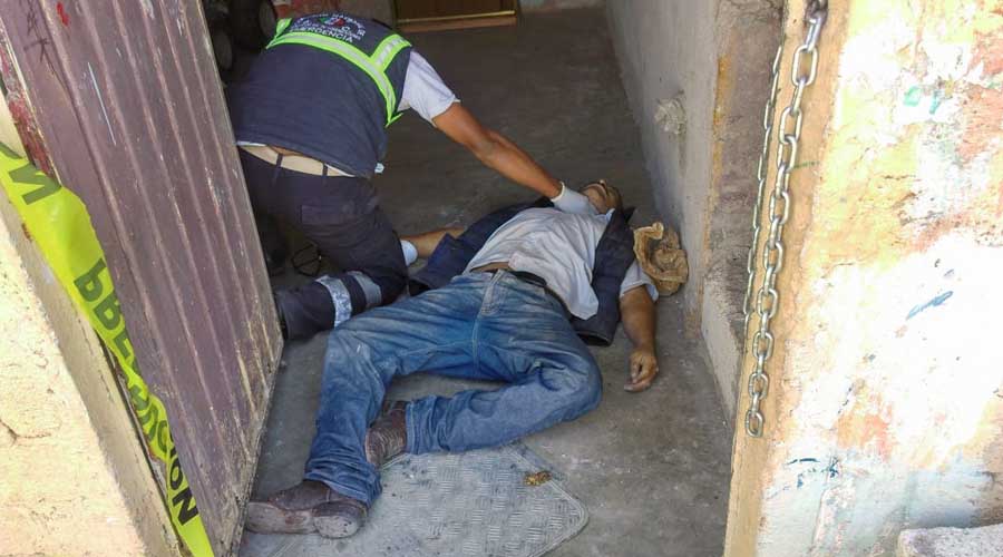 Encuentran a hombre muerto al interior de su casa