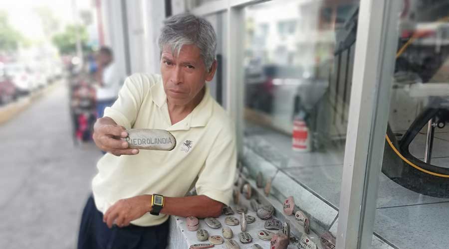 Conoce al emprendedor que se gana la vida vendiendo piedras | El Imparcial de Oaxaca