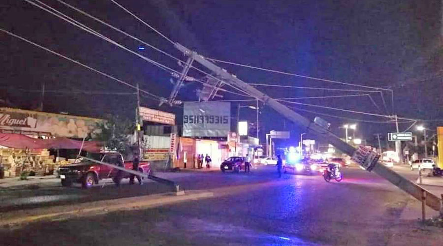 Huye conductor tras derribar poste de luz y luminaria en Xoxo | El Imparcial de Oaxaca