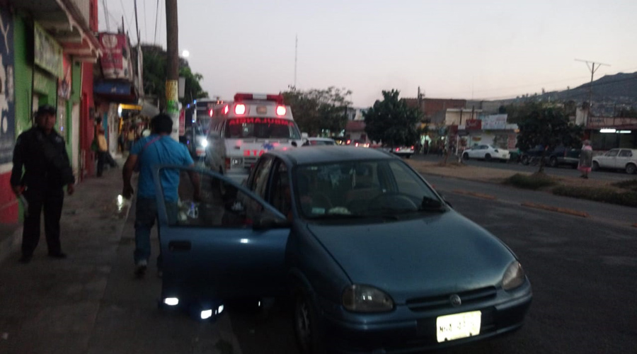 Choque de urbano contra automóvil deja una persona lesionada | El Imparcial de Oaxaca