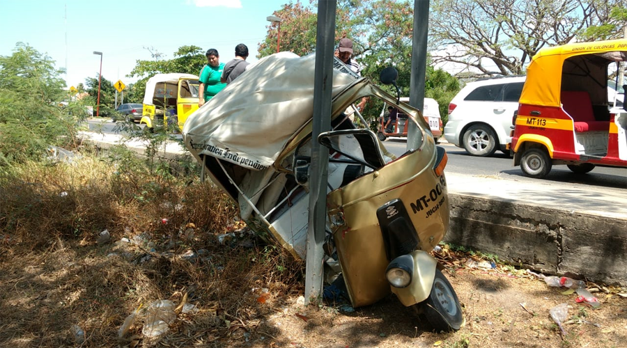Se registra aparatoso choque entre mototaxi y camioneta en Juchitán