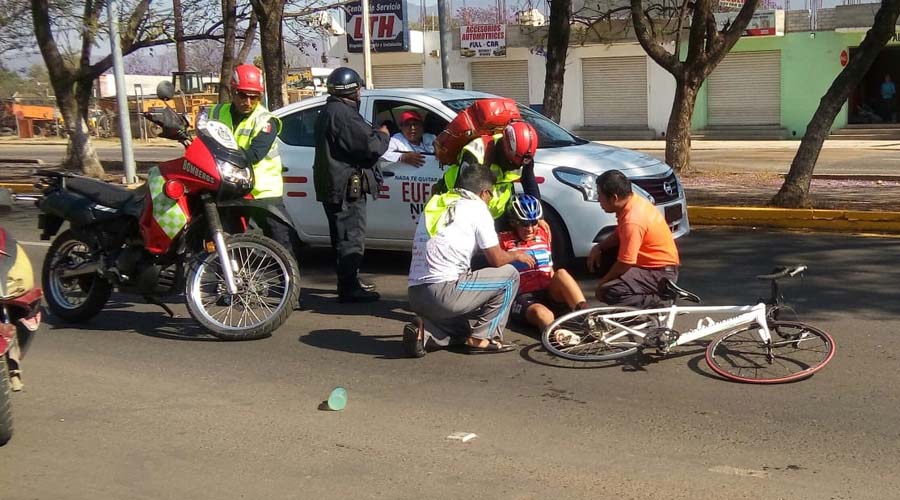 Ciclista sufre caída aparatosa en clásica carrera oaxaqueña | El Imparcial de Oaxaca