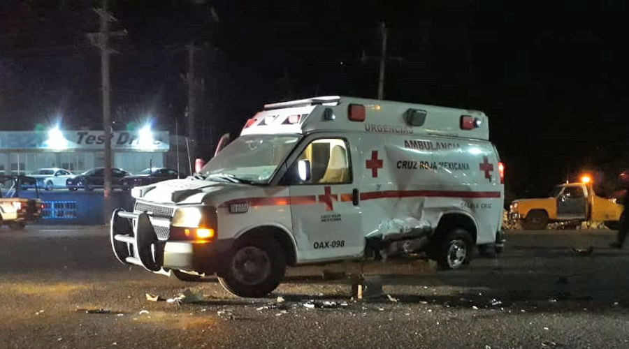Se impacta automóvil contra ambulancia de la Cruz Roja | El Imparcial de Oaxaca