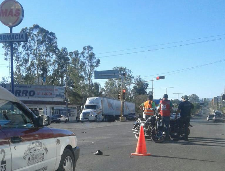 Derriba conductor a motociclista en el crucero de Hacienda Blanca