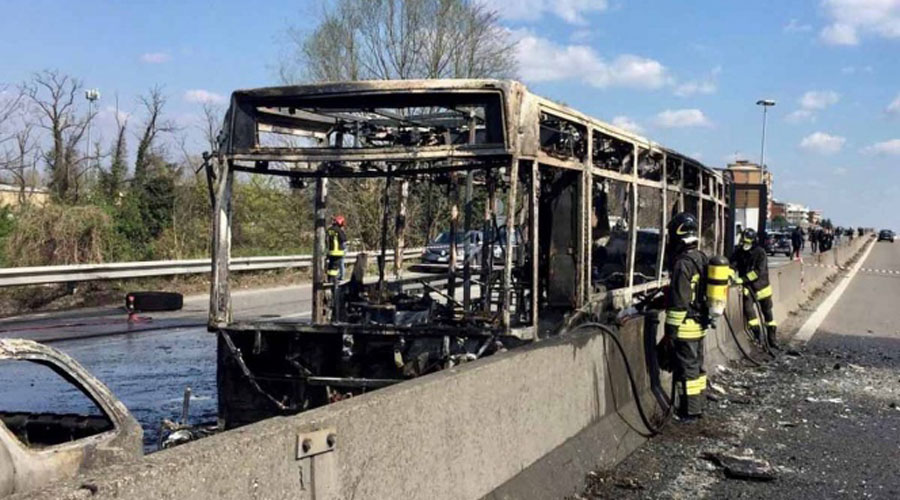Secuestran e incendian autobús con estudiantes en Italia | El Imparcial de Oaxaca