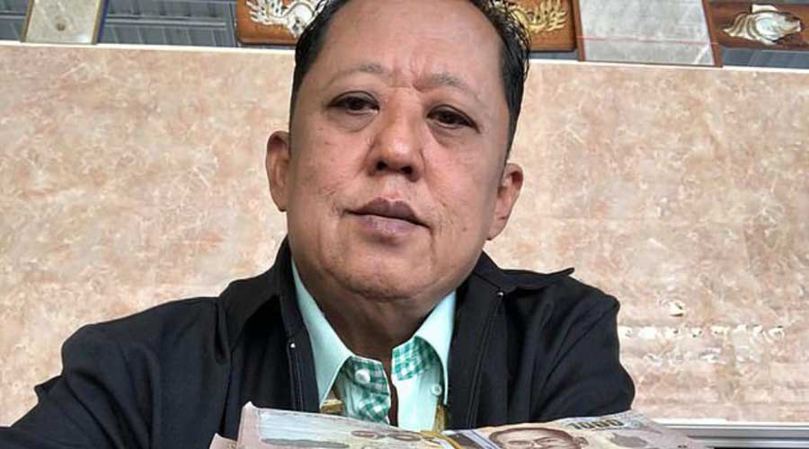 Multimillonario ofrece más de 300 mil dólares a hombre que se case con su hija de 26 años
