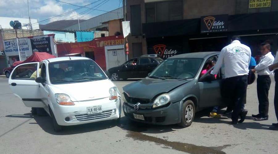 Se registra choque entre dos automóviles en Viguera | El Imparcial de Oaxaca