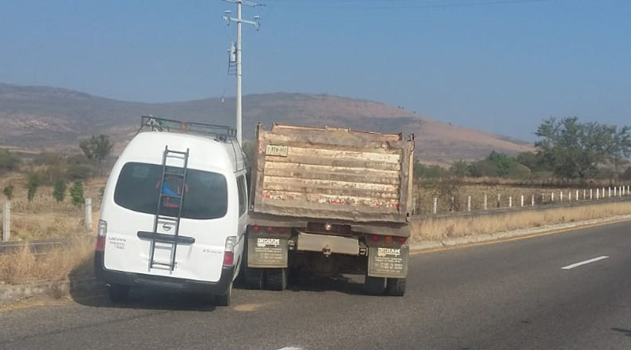 Choca camioneta de pasaje en La Cuesta | El Imparcial de Oaxaca