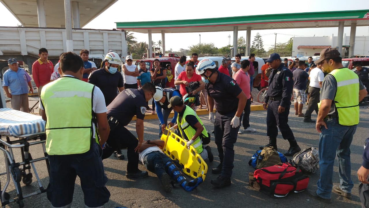 Taxista embiste a un bombero que iba en moto | El Imparcial de Oaxaca