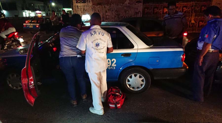 Embiste auto a taxi foráneo de Santa Lucía | El Imparcial de Oaxaca