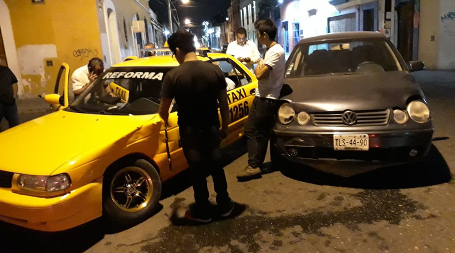 Se lesiona pasajero tras choque de taxi y auto particular | El Imparcial de Oaxaca