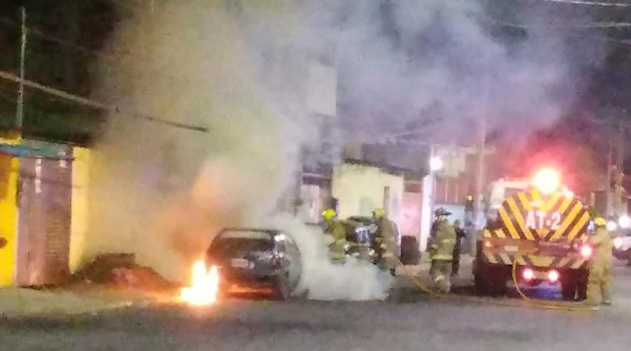 Se incendia automóvil en calzada Lázaro Cardenas