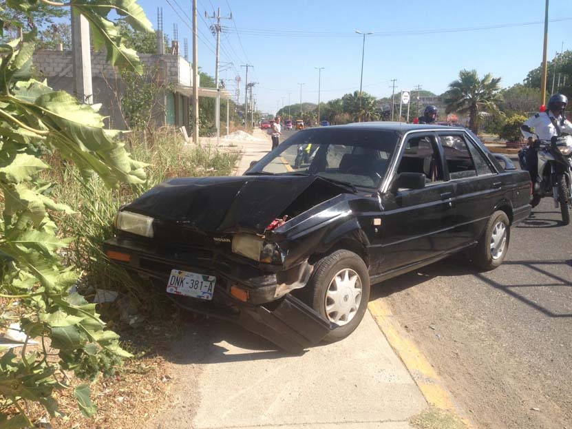 Se registra choque entre dos autos en Juchitán