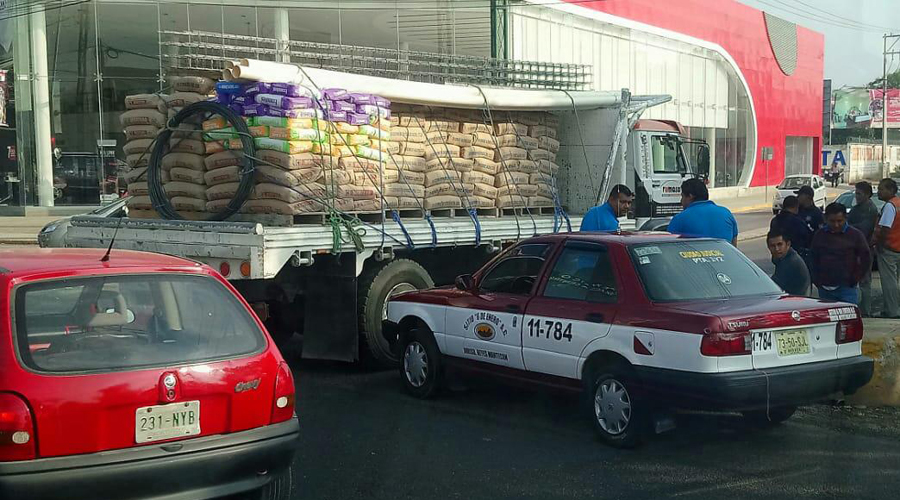 Choca taxi contra camión torton en Símbolos Patrios | El Imparcial de Oaxaca