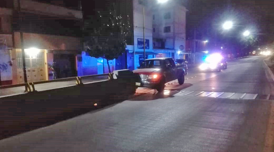 Conductor ebrio choca en el desnivel de Cinco Señores